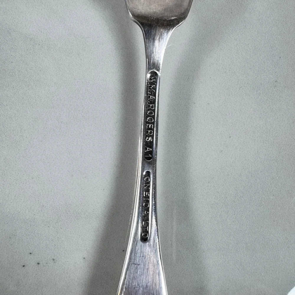Vintage Oneida W.M. A. Rogers A1 Silver Plated Master Butter Knife Shell Pattern